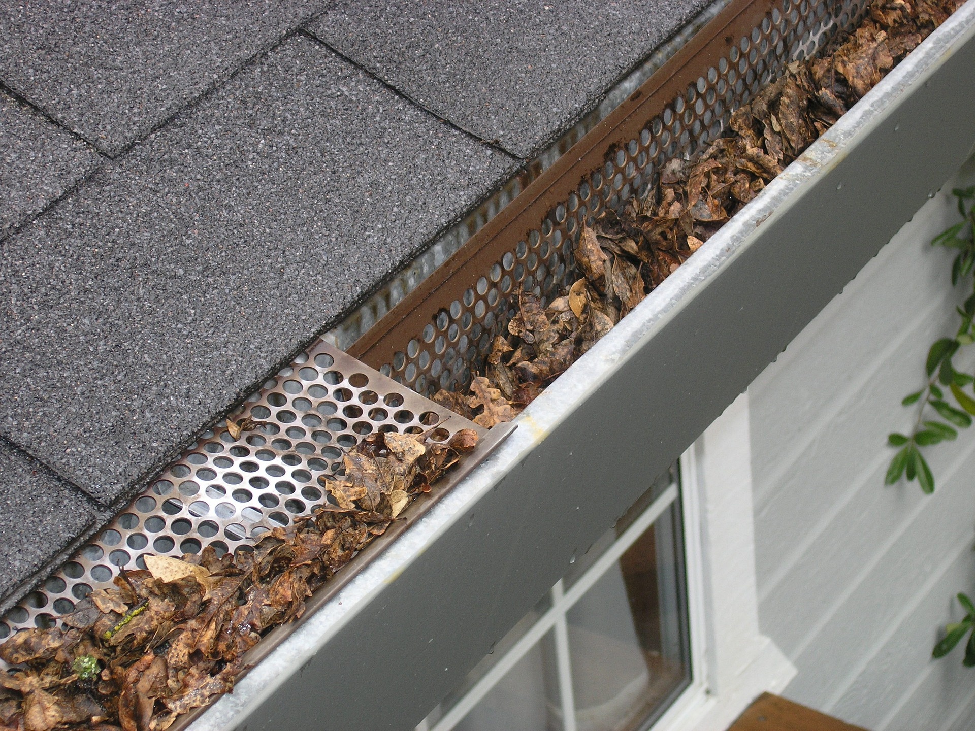 gutter cleaning 1 Gutter Cleaning Cost: Preparing Your Budget Properly